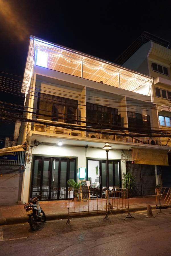 Krit Hostel Bangkok Bagian luar foto